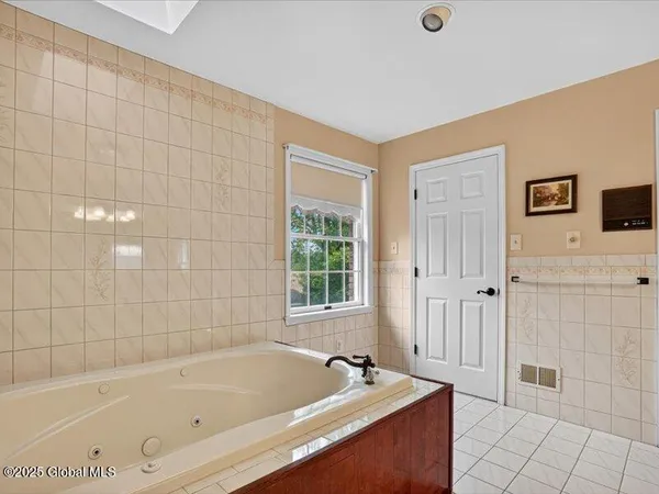 $620,000 | 3077 New Williamsburg Drive, Guilderland, NY 12303