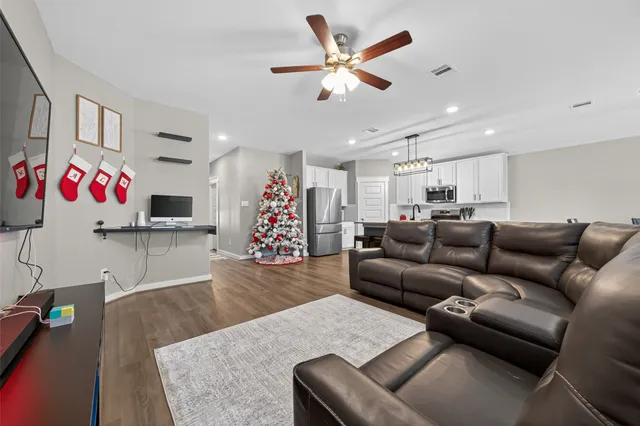 $2,400 | 30301 Kingston Heath Drive, Cleveland, TX 77327