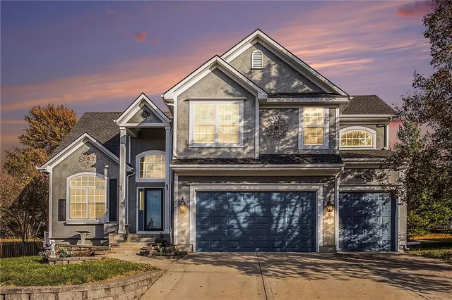 $414,000 | 605 South Franklin Street, Raymore, MO 64083