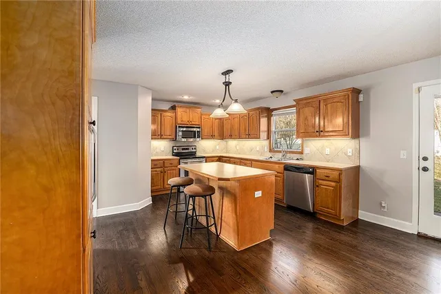 $414,000 | 605 South Franklin Street, Raymore, MO 64083