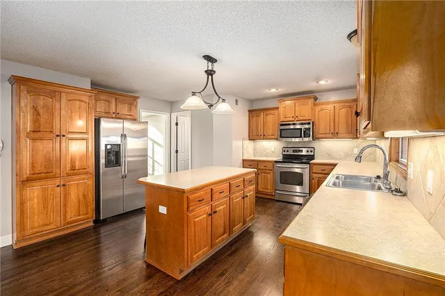 $414,000 | 605 South Franklin Street, Raymore, MO 64083