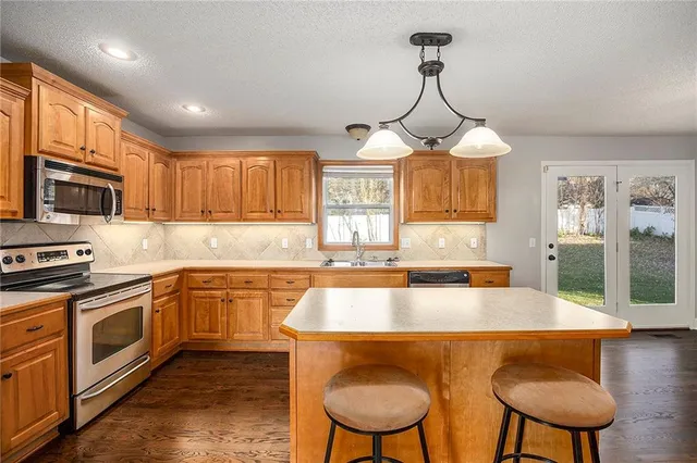 $414,000 | 605 South Franklin Street, Raymore, MO 64083