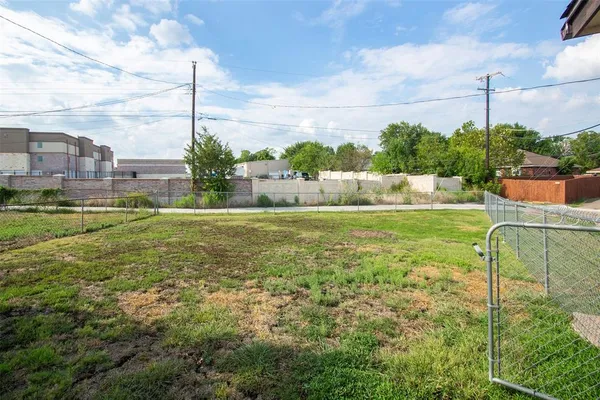 a view of a water fountain in the middle of a city