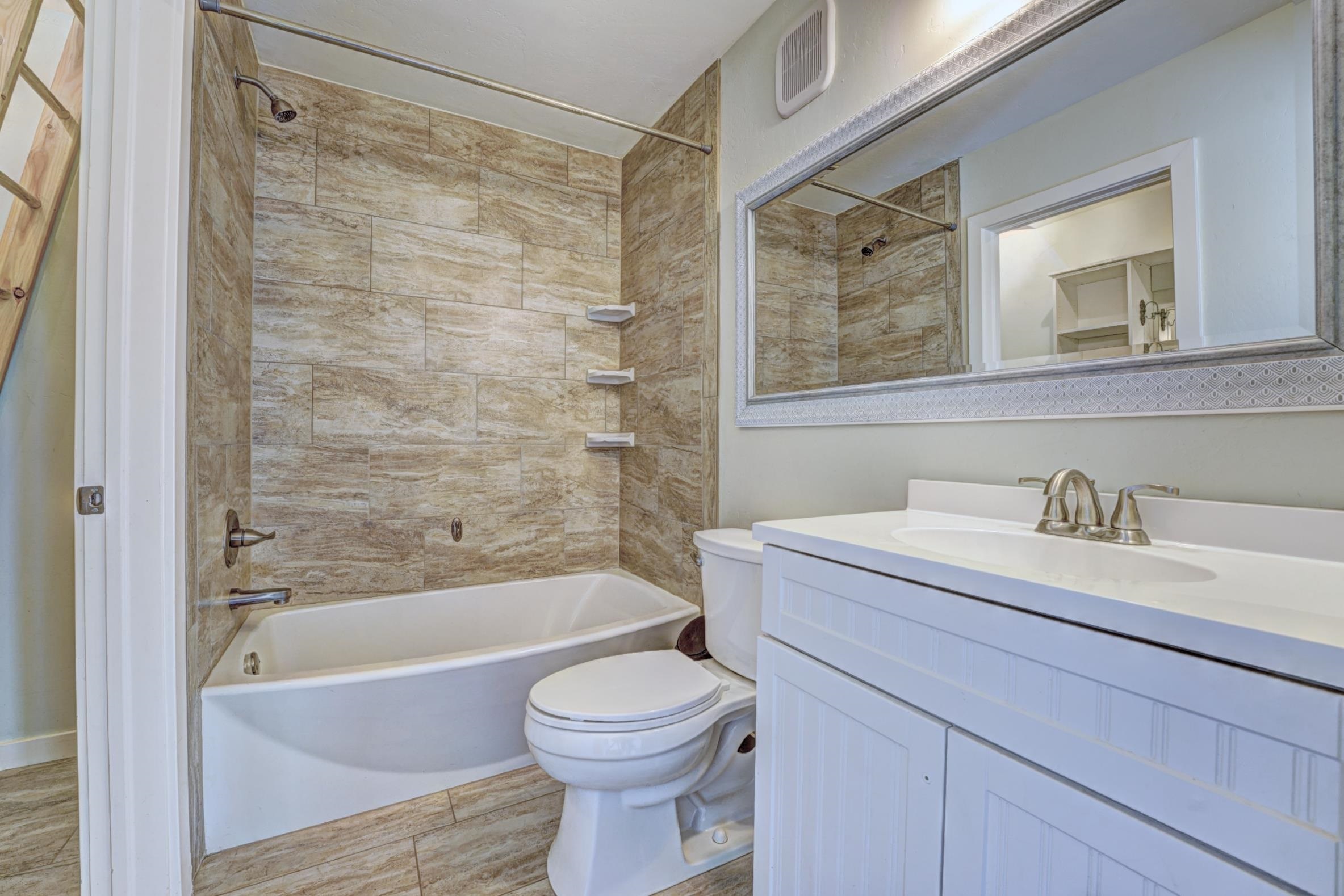 1570-45 45 1/2 Road De Beque, CO 81630 - Photo 18 of 35 a bathroom with a sink a toilet and a bathtub