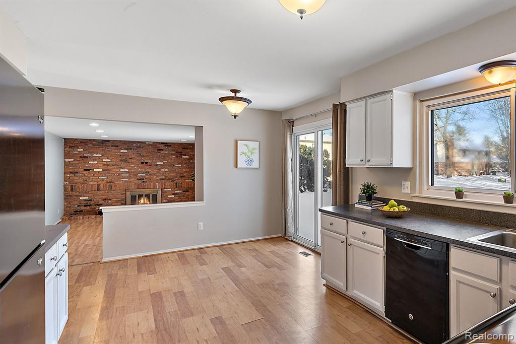 28696 Roxbury Street Farmington Hills, MI 48331 - Photo 18 of 55