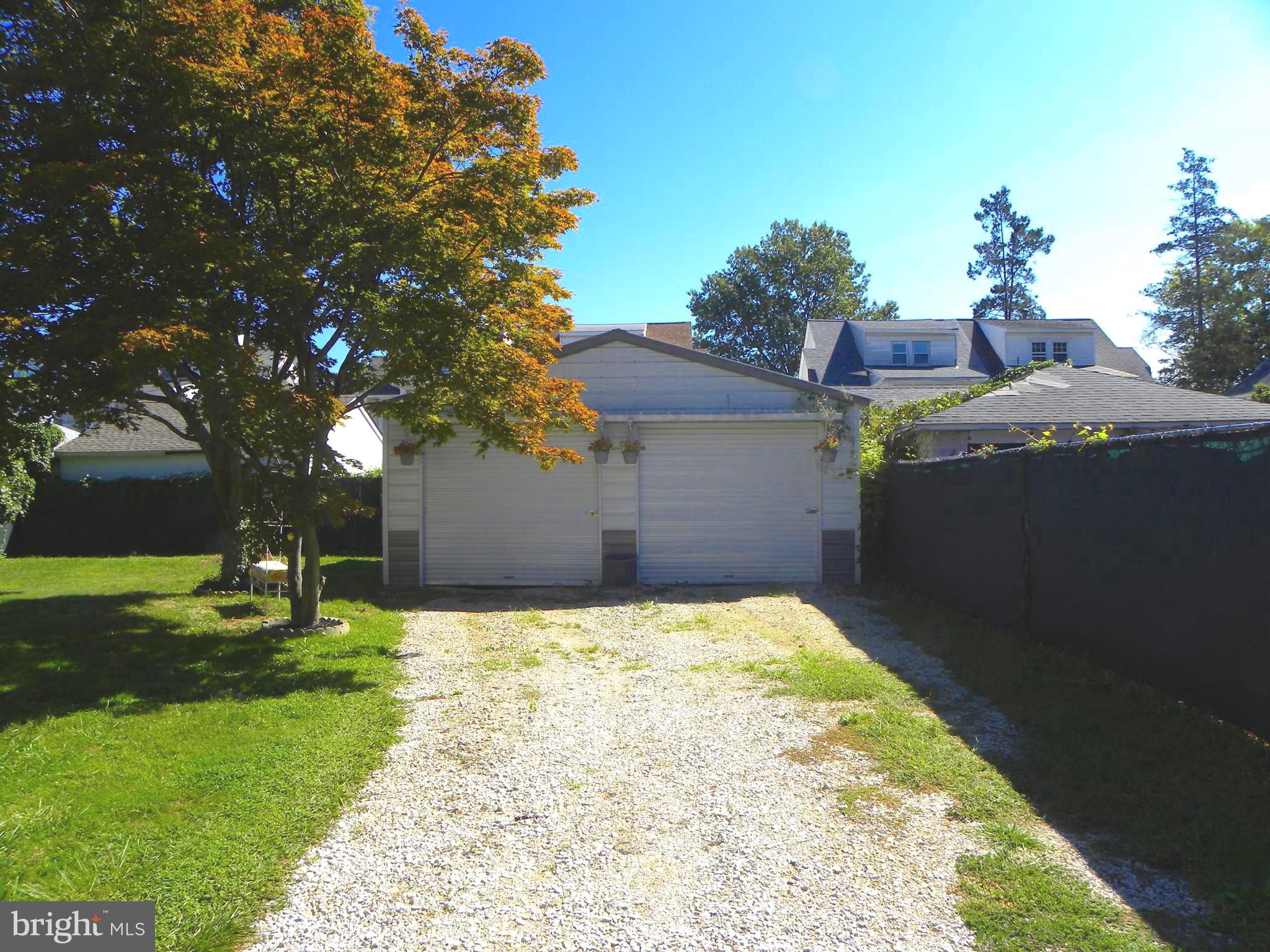 123 East Avon Road Brookhaven, PA 19015 - Photo 4 of 51 504 Sq. feet, 2 bay garage! 21 X 24