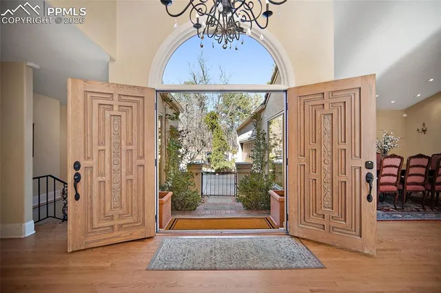 a view of entryway with livingroom