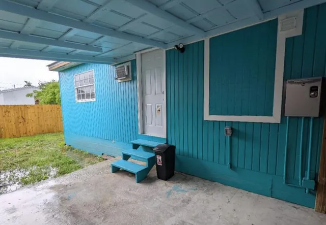 a view of a backyard