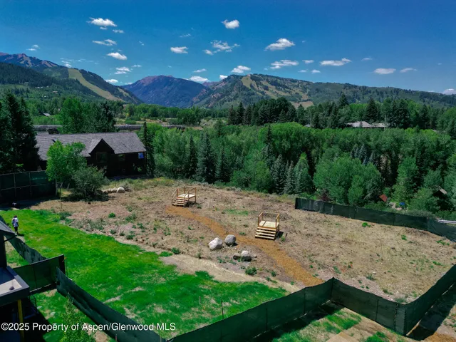 a view of a backyard with green space