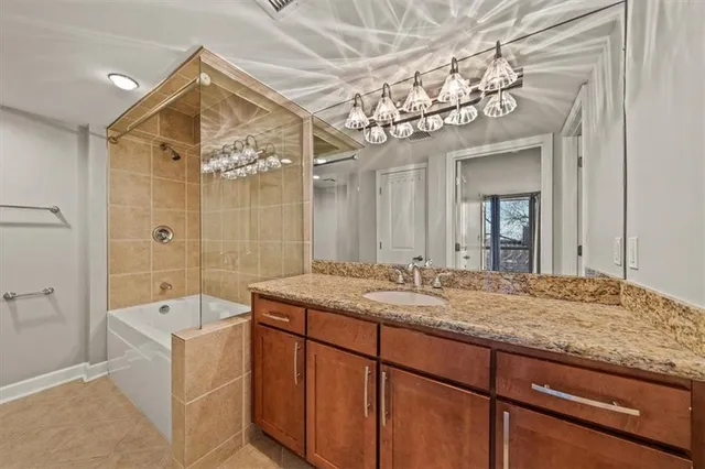 $257,900 | 600 Admiral Boulevard, Unit 605, Kansas City, MO 64106