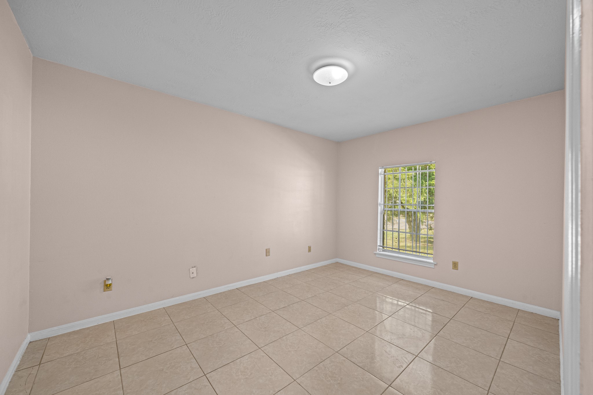 11503 High Star Drive Houston, TX 77072 - Photo 24 of 38 an empty room with windows
