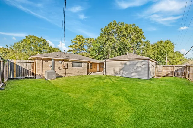 a view of a house with backyard and garden