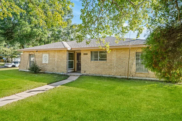 a view of a house with a backyard