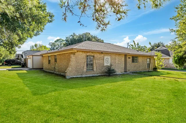 a view of a house with a yard