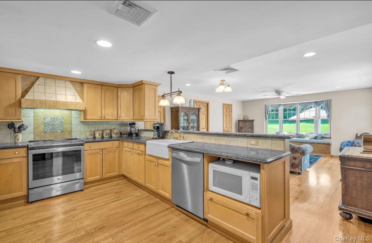 111 Stony Hollow Road Centerport, NY 11721 - Photo 11 of 33