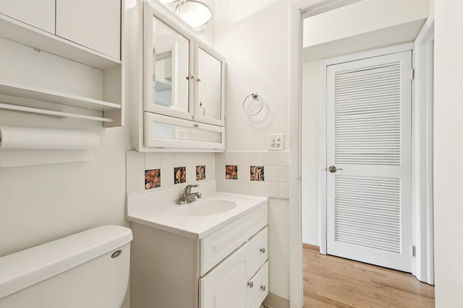 702 Cobblestone Circle, Unit D Glenview, IL 60025 - Photo 16 of 25 a bathroom with a sink a toilet and a mirror