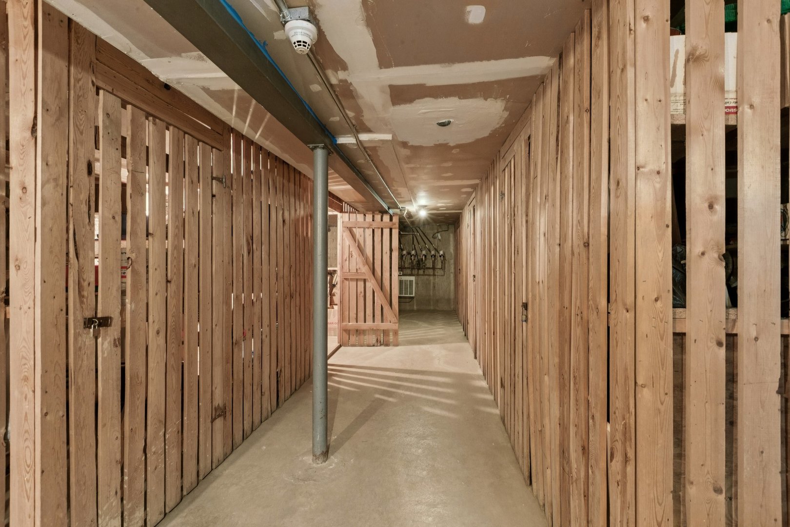702 Cobblestone Circle, Unit D Glenview, IL 60025 - Photo 21 of 25 a view of a hallway