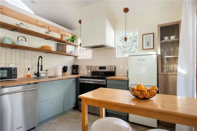 a close view of sink