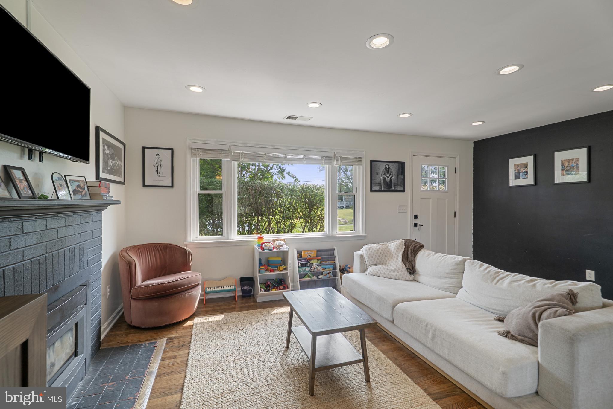 212 Nicodemus Road Reisterstown, MD 21136 - Photo 5 of 33 Plenty of light