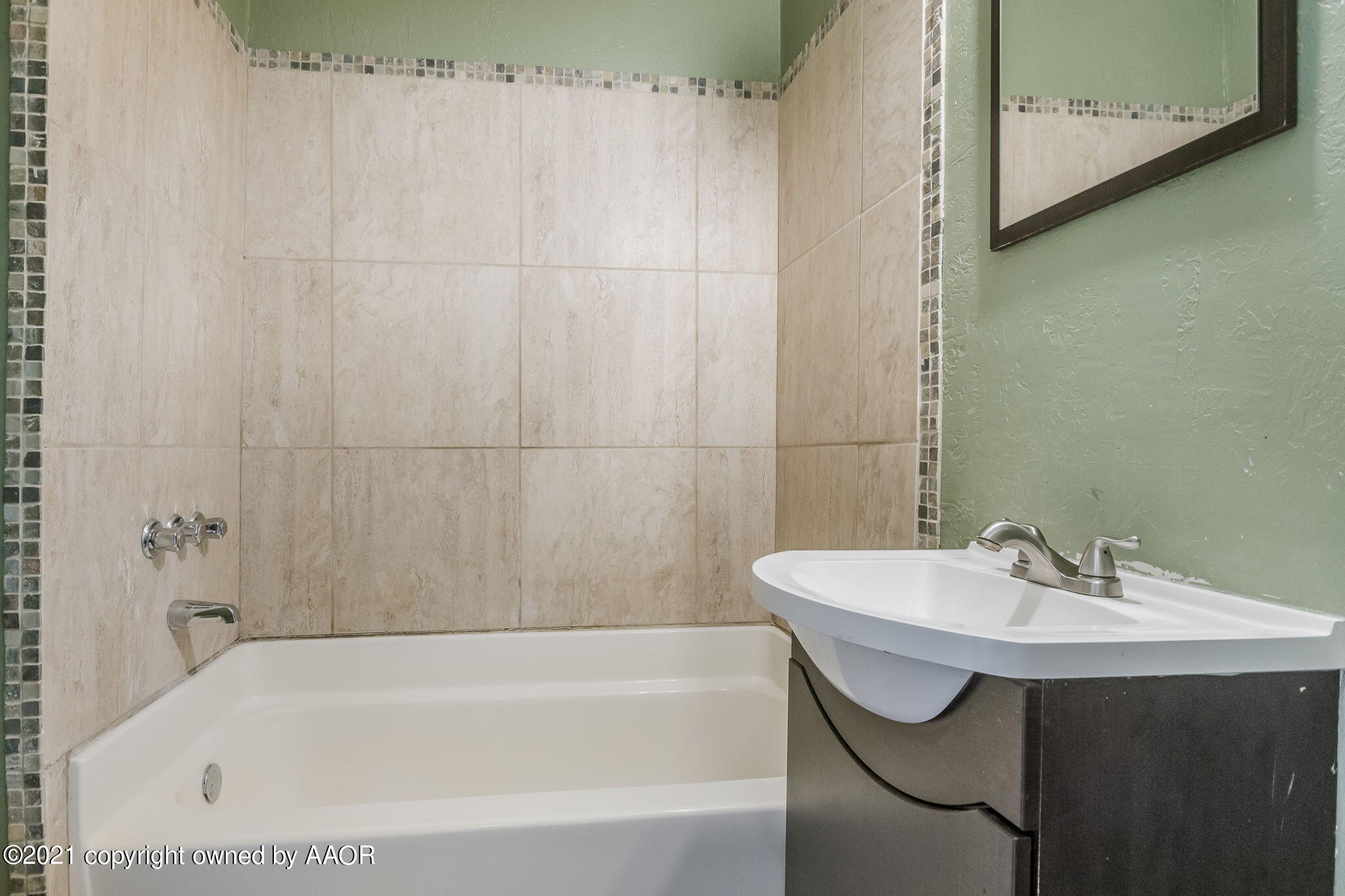 1104 South Western Street Amarillo, TX 79106 - Photo 13 of 29 a bathroom with a sink and a bathtub