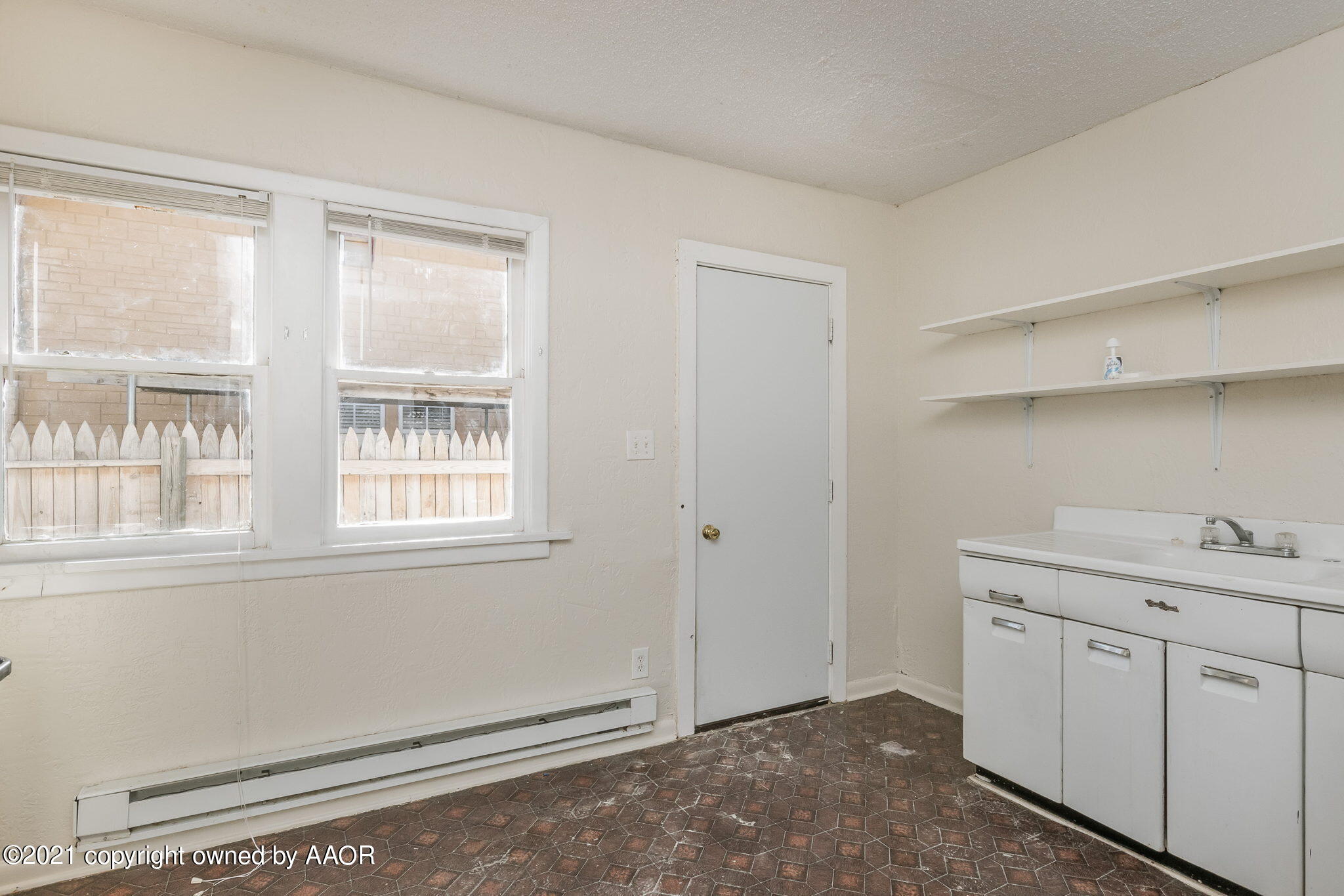 1104 South Western Street Amarillo, TX 79106 - Photo 21 of 29 an empty room with a window