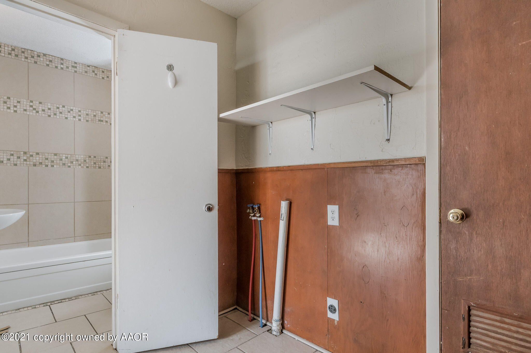 1104 South Western Street Amarillo, TX 79106 - Photo 22 of 29 a view of walk in closet
