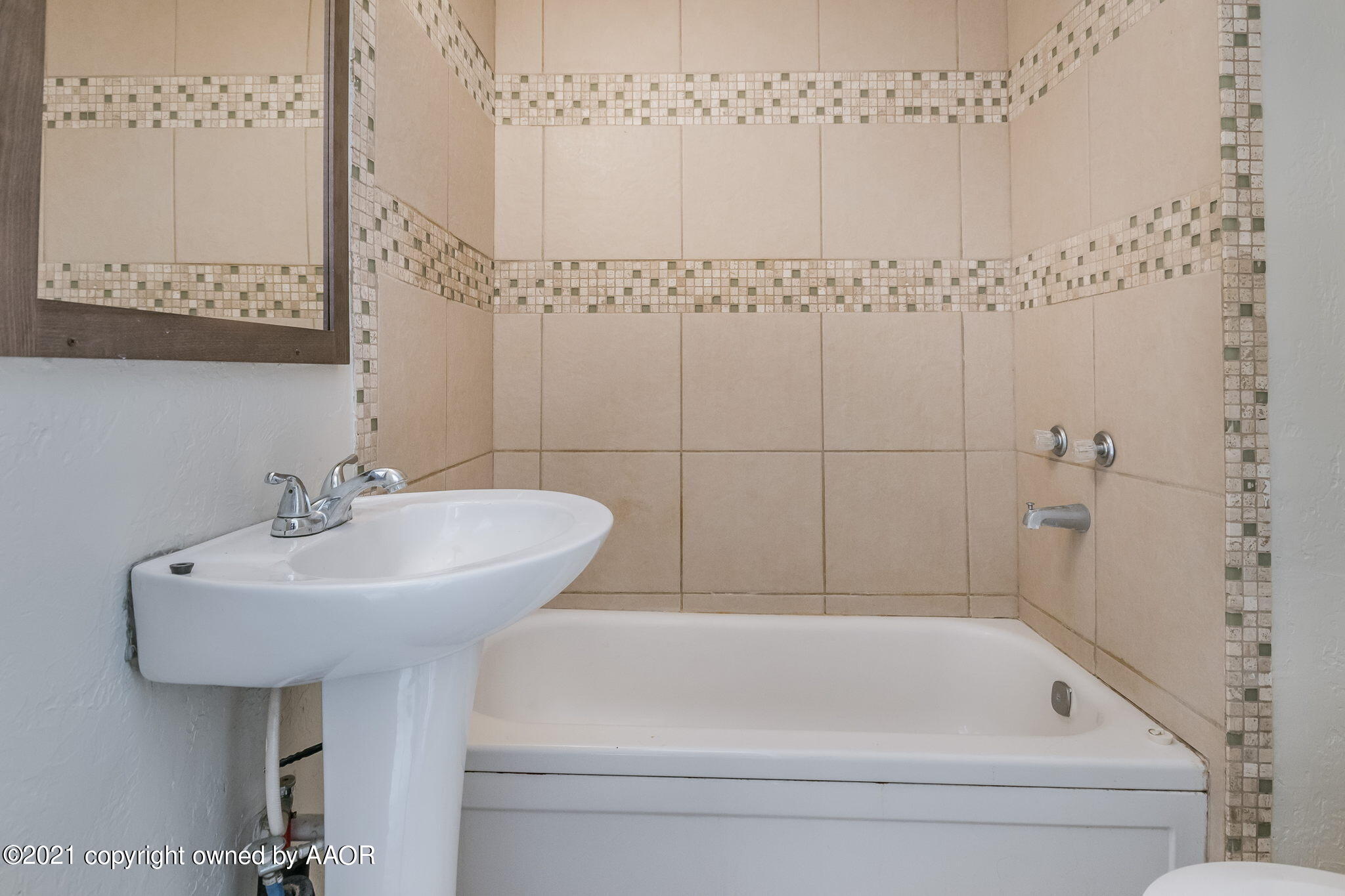 1104 South Western Street Amarillo, TX 79106 - Photo 25 of 29 a bathroom with a sink and a bathtub