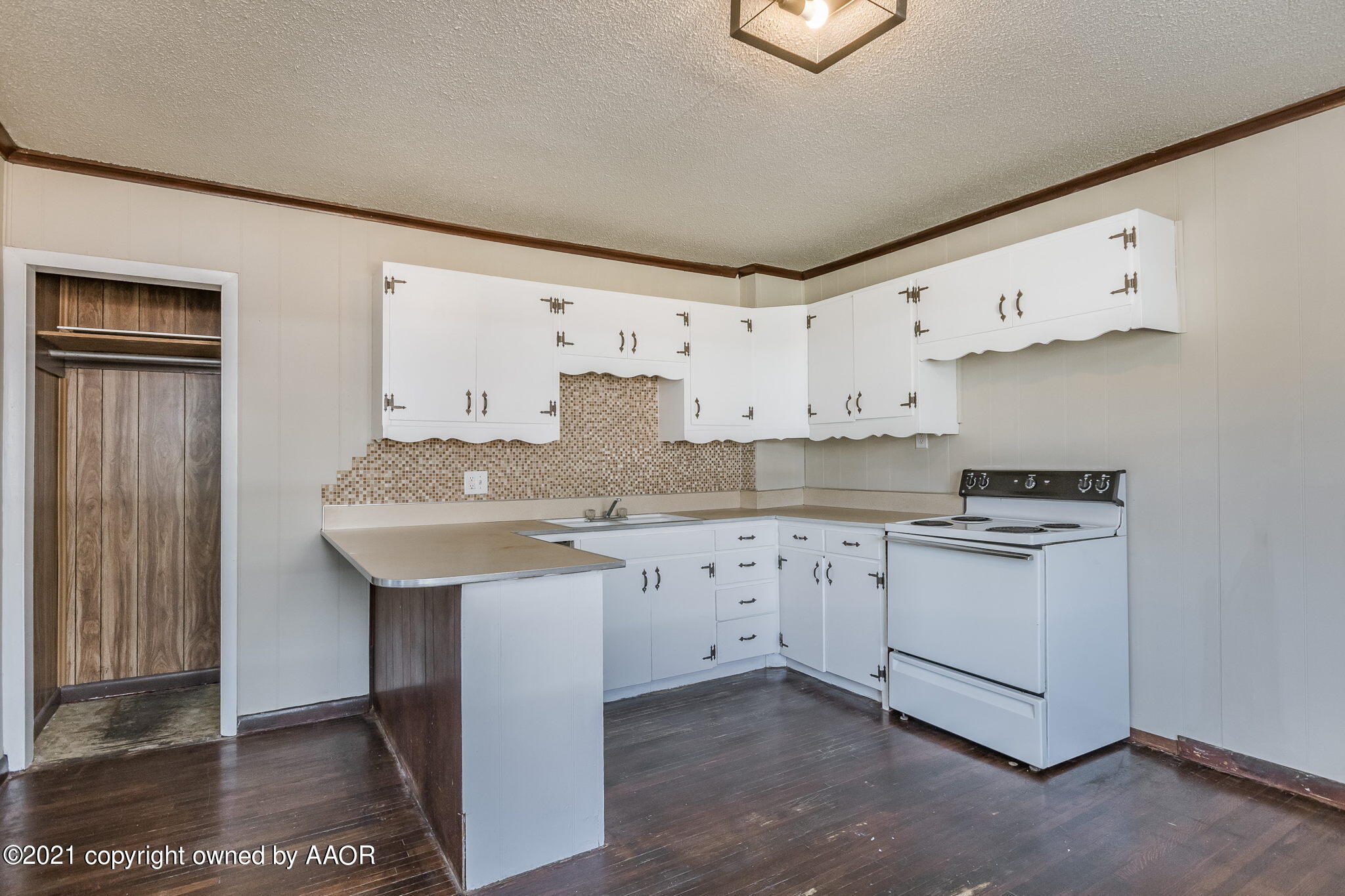 1104 South Western Street Amarillo, TX 79106 - Photo 6 of 29 a kitchen with granite countertop a sink a stove a refrigerator and white cabinets