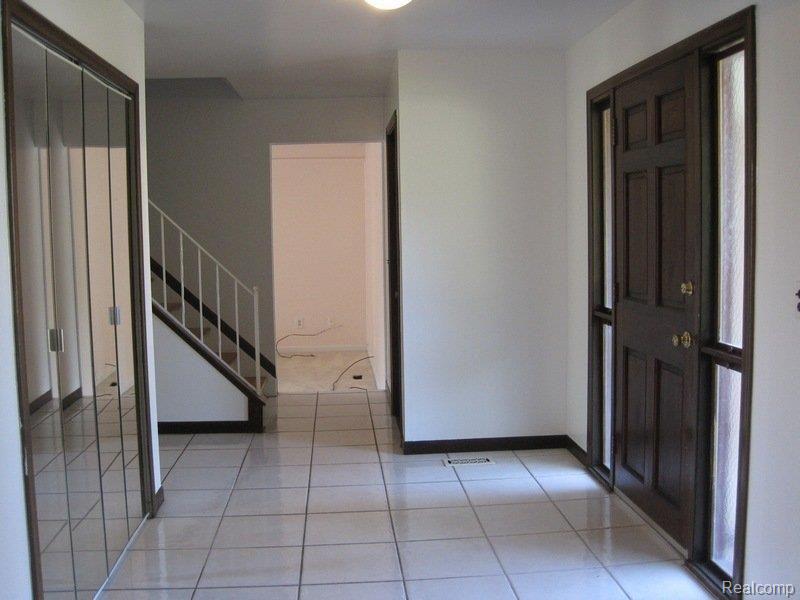 7599 Kingsbridge Road Canton, MI 48187 - Photo 3 of 29 Foyer