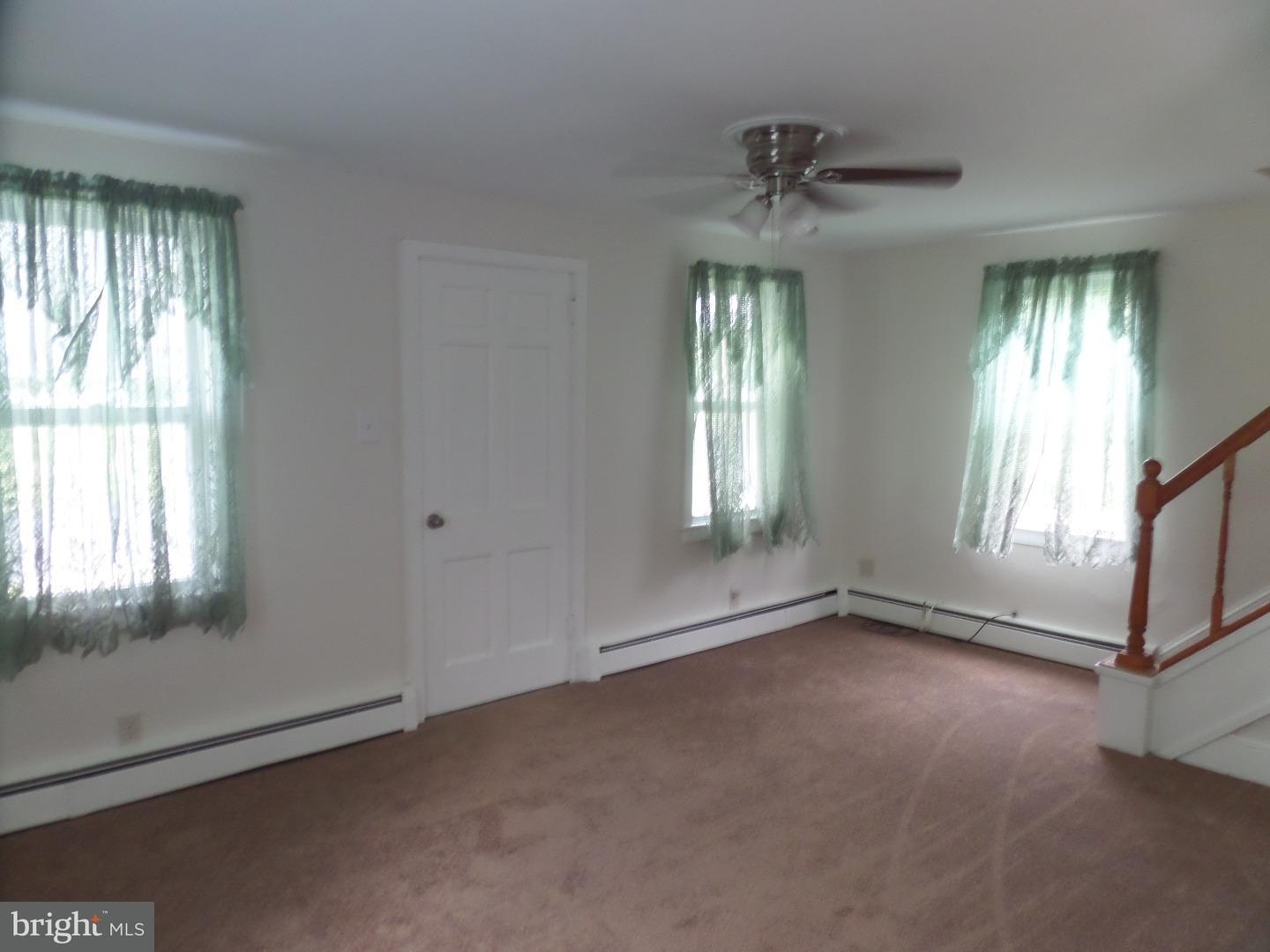 906 Woodlane Road Beverly, NJ 08010 - Photo 4 of 11 Living Room