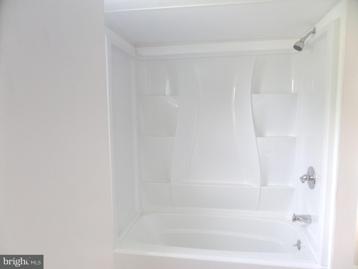 906 Woodlane Road Beverly, NJ 08010 - Photo 8 of 11 Bathroom