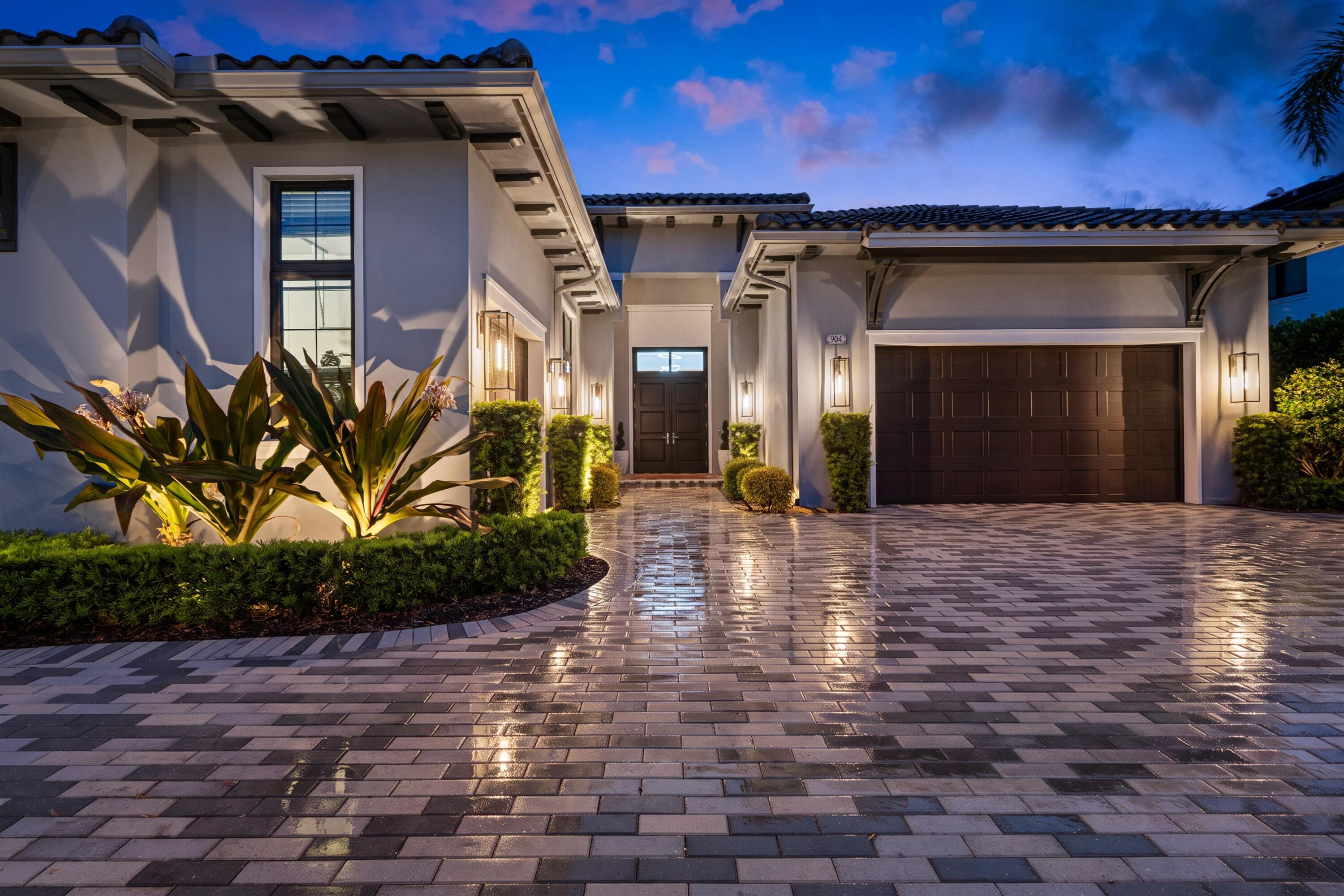 904 Northwest 2nd Street Boca Raton, FL 33486 - Photo 4 of 41 FRONT_STRAIGHT_TWILIGHT