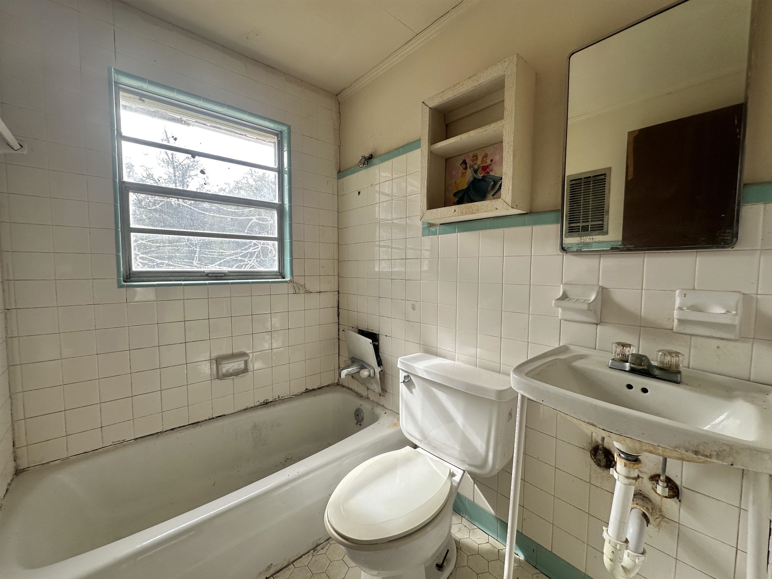 5690 Sunlight Road Malone, FL 32445 - Photo 9 of 20