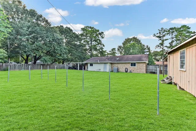 a view of a house with backyard