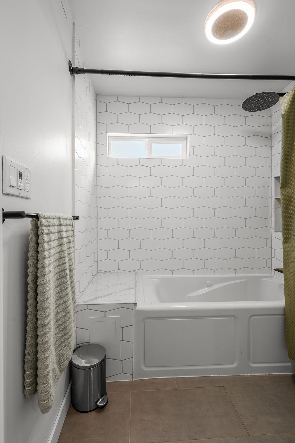 7128 Happy Valley Road Anderson, CA 96007 - Photo 21 of 48 Modern Tub/Shower Combo