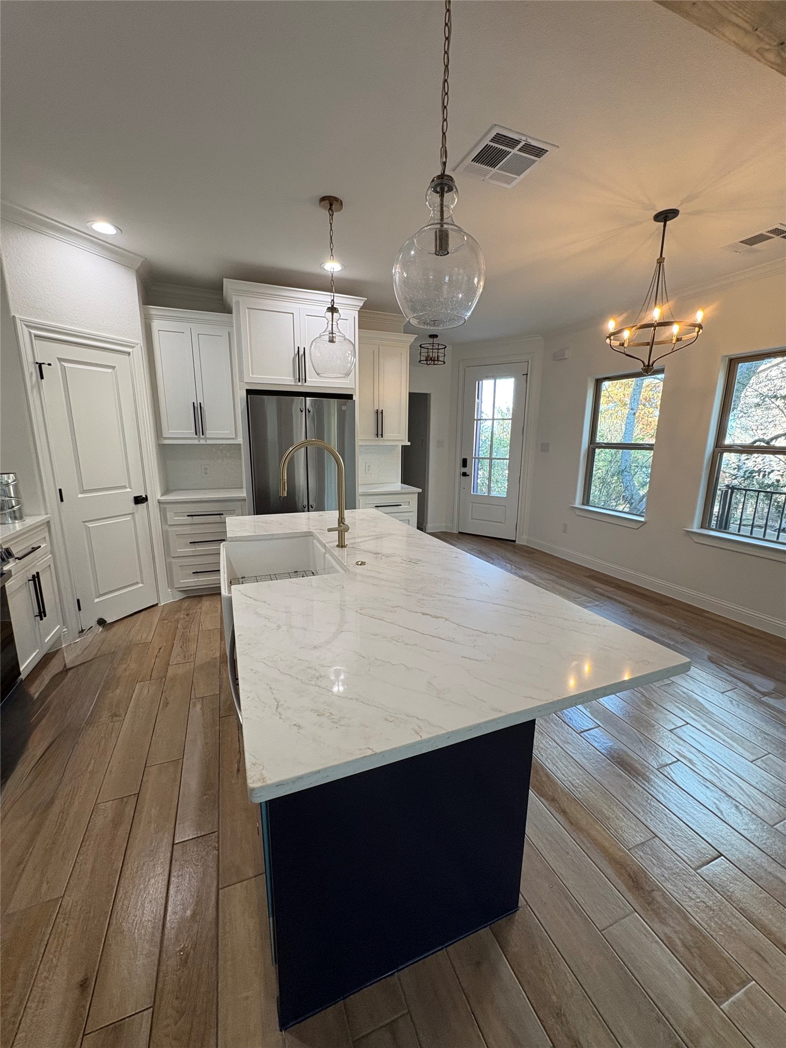 109 Cove Point Conroe, TX 77356 - Photo 7 of 29