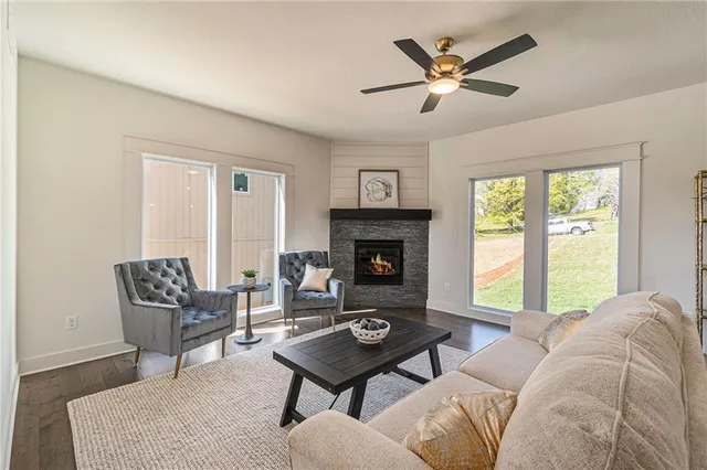 $585,000 | 7044 Glenn Lane, Parkville, MO 64152