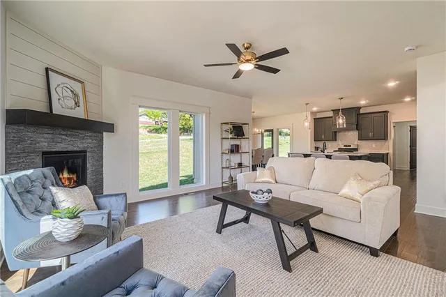 $585,000 | 7044 Glenn Lane, Parkville, MO 64152