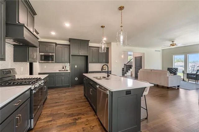 $585,000 | 7044 Glenn Lane, Parkville, MO 64152