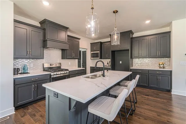 $585,000 | 7044 Glenn Lane, Parkville, MO 64152