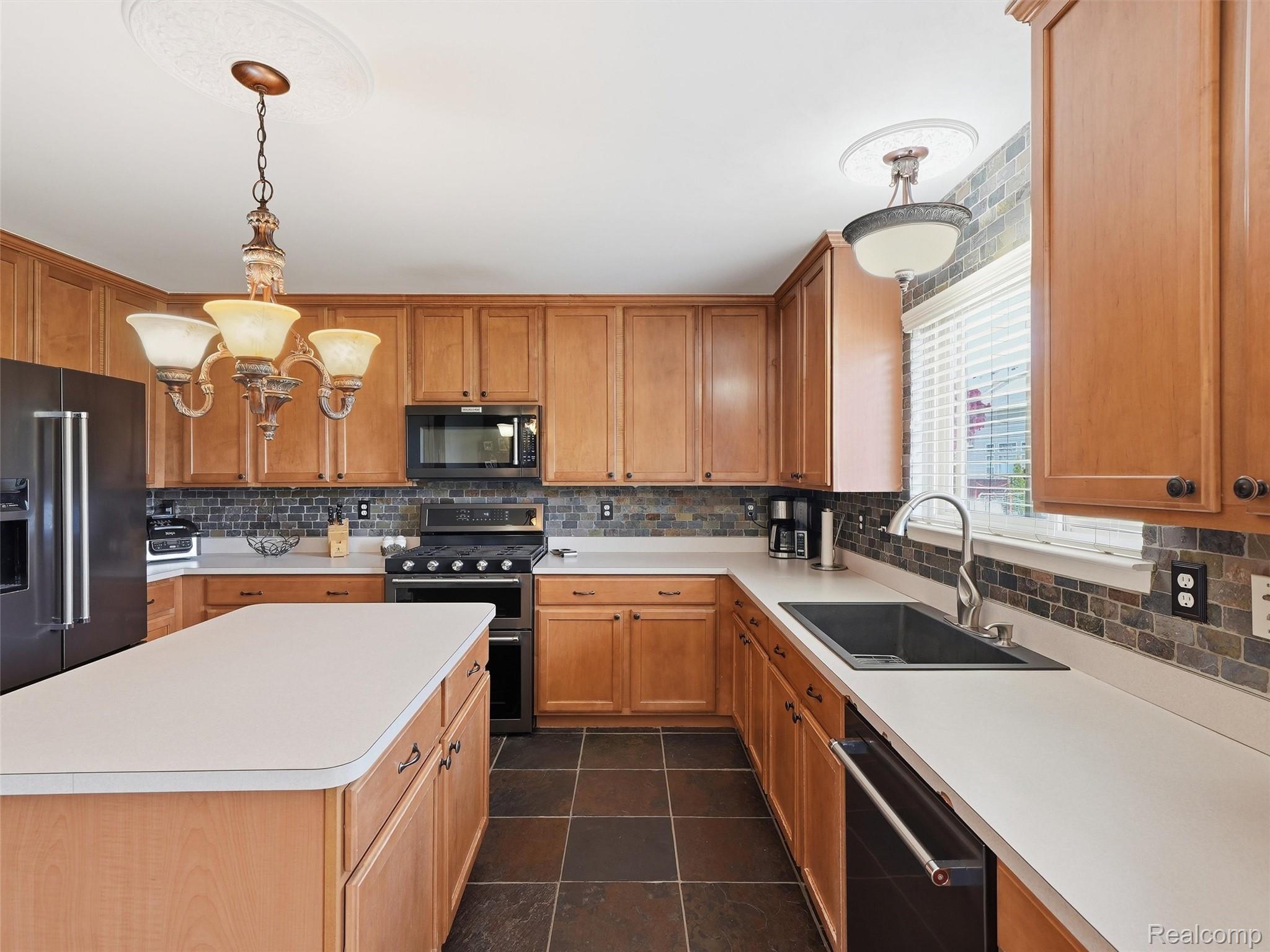 23621 Crescent Ridge Drive New Boston, MI 48164 - Photo 8 of 45 44-DSC09995.jpg