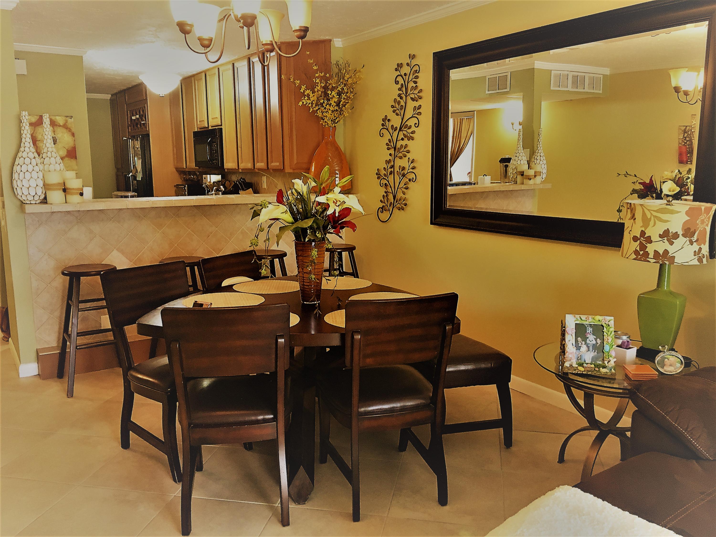 4 Royal Palm Way, Unit 201 Boca Raton, FL 33432 - Photo 9 of 34 Dining area