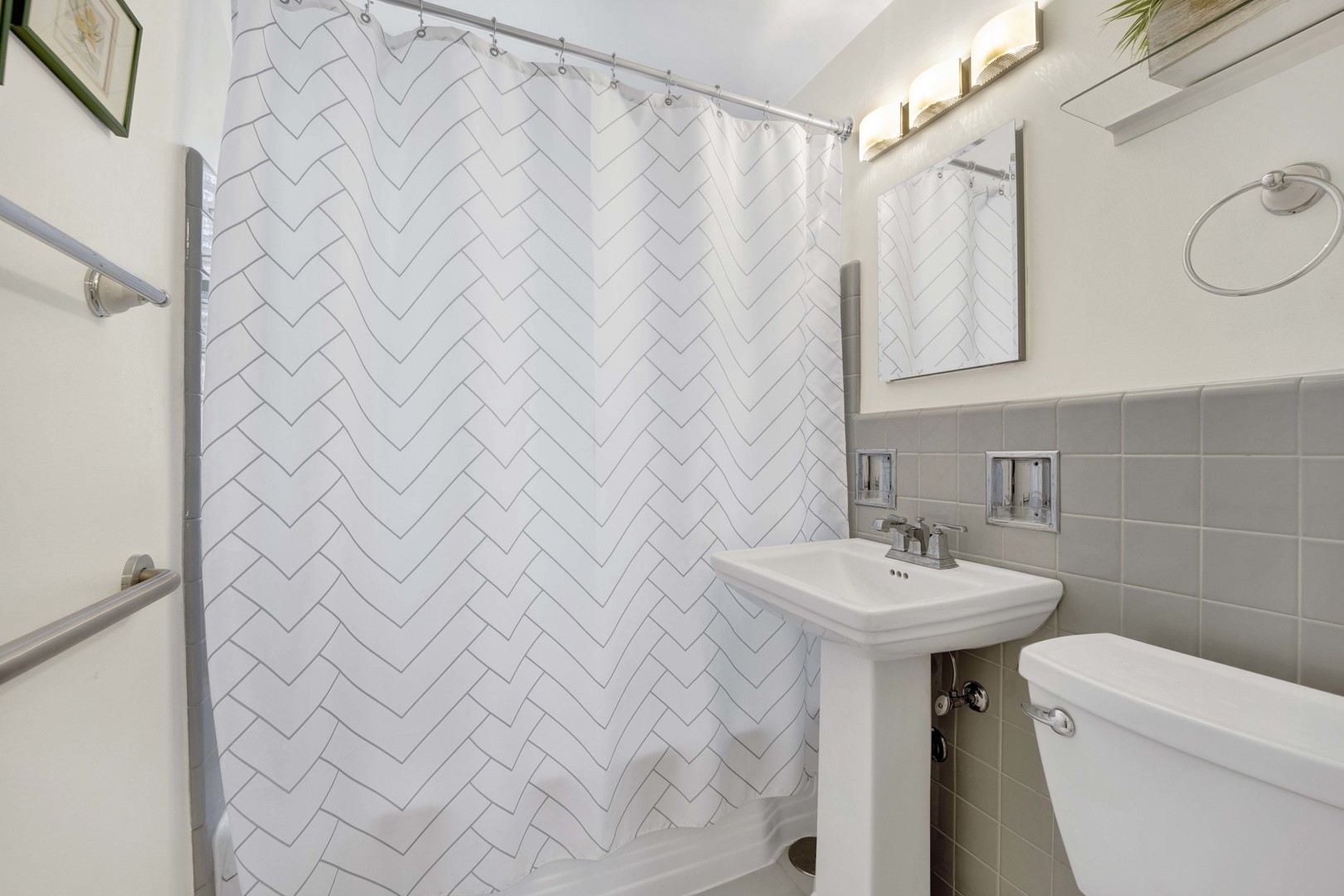 80 Williamsburg Road Evanston, IL 60203 - Photo 16 of 28 a bathroom with a sink a toilet and a mirror