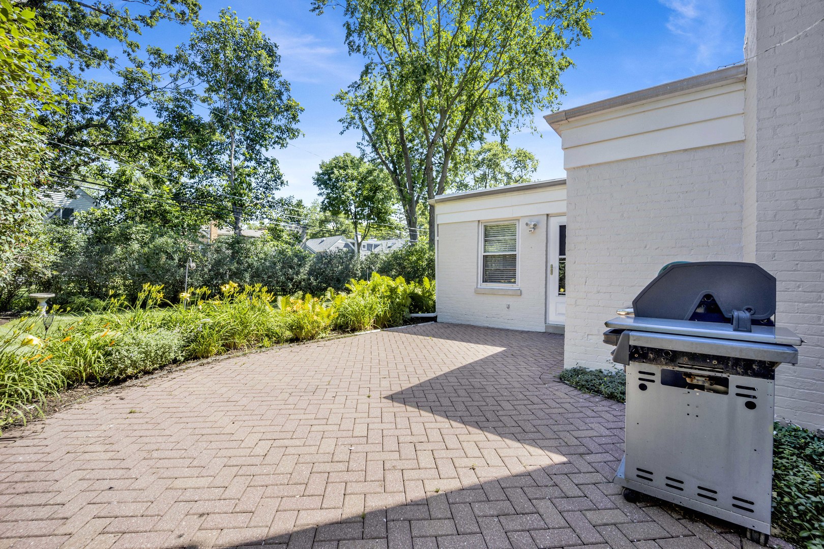 80 Williamsburg Road Evanston, IL 60203 - Photo 23 of 28 a view of a backyard with furniture and a garden