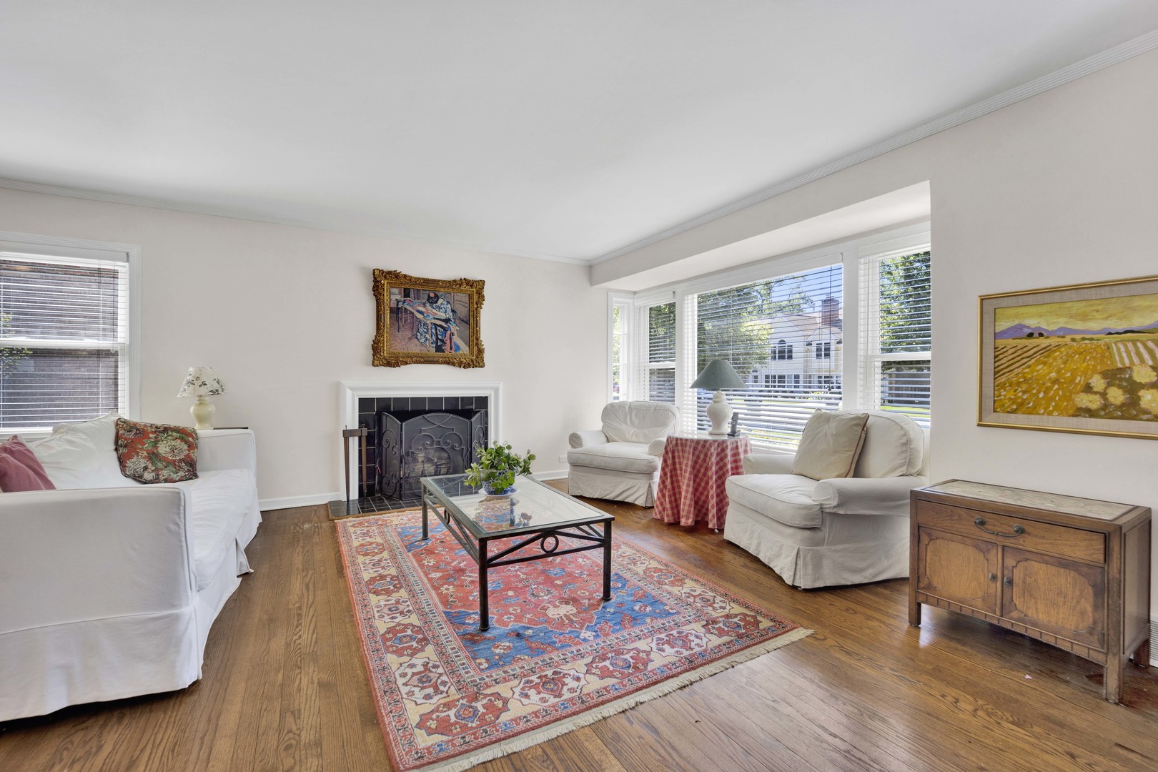 80 Williamsburg Road Evanston, IL 60203 - Photo 3 of 28 a living room with furniture and a fireplace