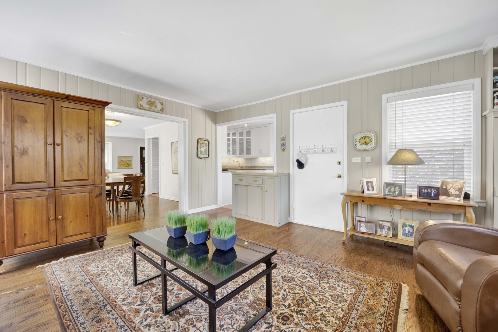 80 Williamsburg Road Evanston, IL 60203 - Photo 10 of 28 a living room with furniture and a wooden floor