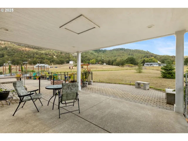 $860,000 | 4321 Happy Valley Road, Roseburg, OR 97471