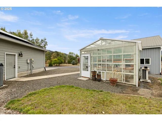 $860,000 | 4321 Happy Valley Road, Roseburg, OR 97471