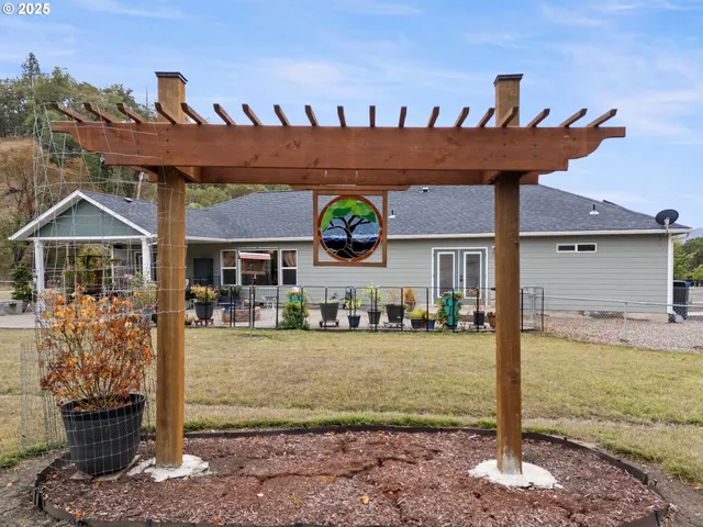 $860,000 | 4321 Happy Valley Road, Roseburg, OR 97471