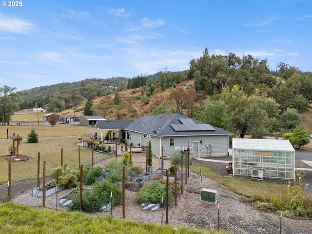$860,000 | 4321 Happy Valley Road, Roseburg, OR 97471